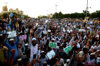 Anti-Shiite protesters march for second day in Pakistan