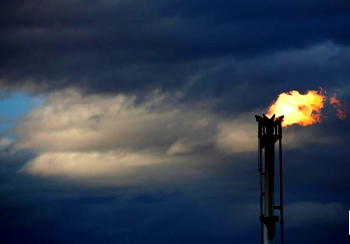 Oil extends losses as stockpile rise amid weakening demand