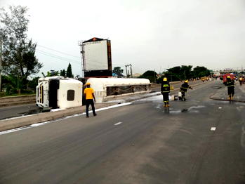 VIDEO: Gridlock as tanker falls sideways in Lagos