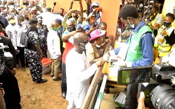 #EdoDecides: Obaseki, wife vote at Emokpae Model primary school in Benin city (VIDEO)