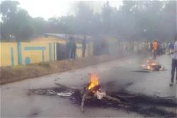 Irate youths kill officer, set police station ablaze in Ogun