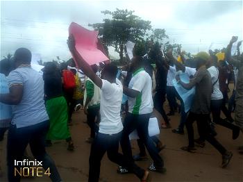 [VIDEO]Hoodlums infiltrate EndSARS protesters in Osogbo, attack Oyetola’s convoy