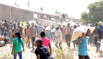 COVID-19 Palliatives: Confusion in Gwagwalada as youths storm warehouse (VIDEO)
