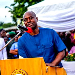Gov Makinde sues for peace as angry mob burn two policemen alive