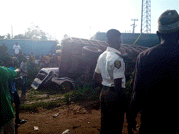 [VIDEO] 3 dead, one injured as truck crashes into bus on Lagos-Ibadan Expressway