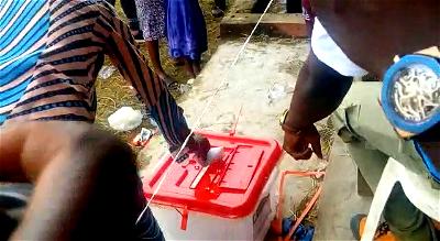 #OndoDecides2020: Drunk voter creates scene in Akure South PU (VIDEO)