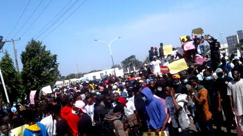 VIDEO: #EndSARS protesters block headquarters of Cross River Police command in Calabar
