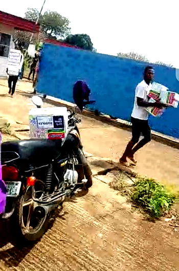 VIDEO: Osun residents burst cocoa store in Ede, cart away CACOVID palliatives