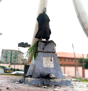 #EndSARS: Protesters set Zik’s statue ablaze in Anambra