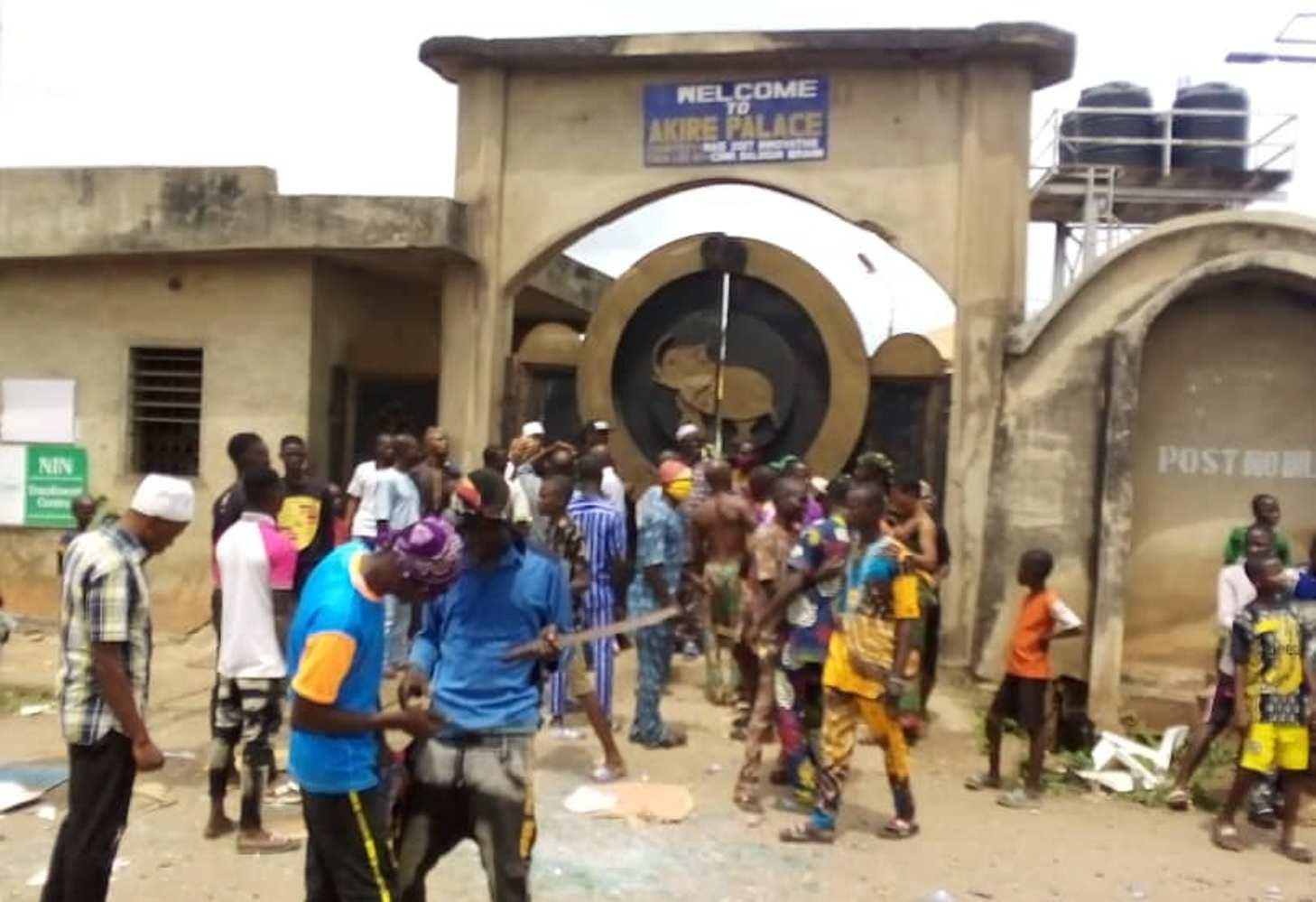 Irate youths invade Akire palace in Osun, attempt to chase out monarch