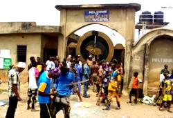 Irate youths invade Akire palace in Osun, attempt to chase out monarch