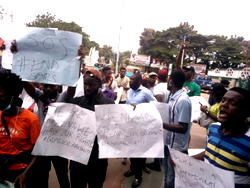 #EndSARS protesters block Ebonyi govt House for 6 hours as Umahi promises to remove all police roads blocks in Ebonyi