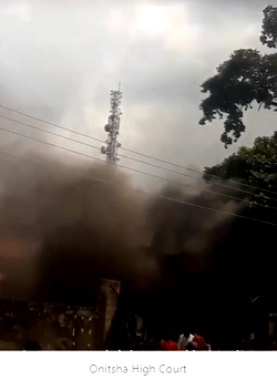 VIDEO: Onitsha High Court set ablaze by irate youths