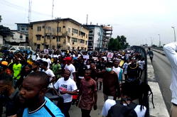 #EndSARS: ‘Wike we dey come oh’, PH protesters chant as they march to Gov’s office [VIDEO]