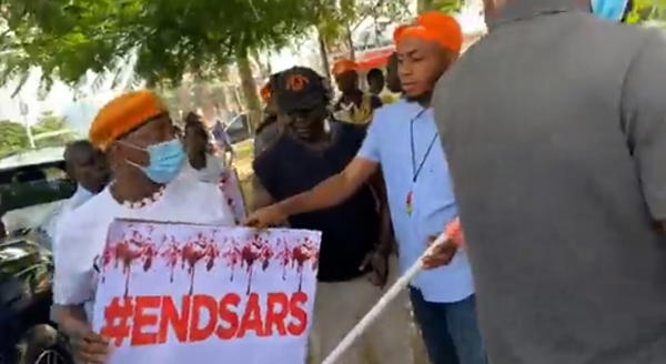 #ENDSARS protests: Gunshots, violence as protesters, police clash
