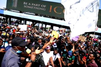 VIDEO: Lekki toll gate shut down for second day by #ENDSARS protesters