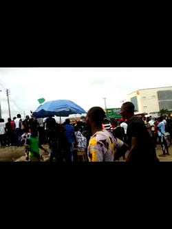 HAPPENING NOW: Protesters at Jakande Estate gate as curfew begins