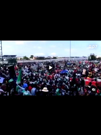 HAPPENING NOW: Protesters wave flag, sing National Anthem at Lekki Tollgate