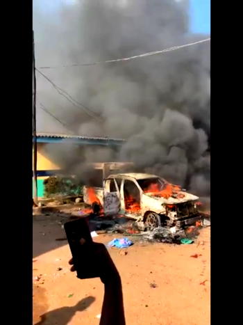 VIDEO: Mob sets cars ablaze inside Gbagi Police Station, Ibadan Thursday