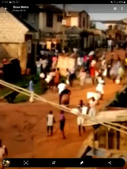 VIDEO: Ikorodu residents invade politician’s property, loot palliatives