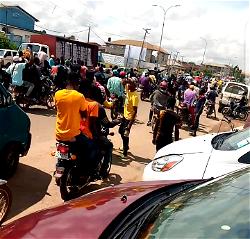 VIDEO: Gunshots as police clash with ENDSARS protesters in Osogbo