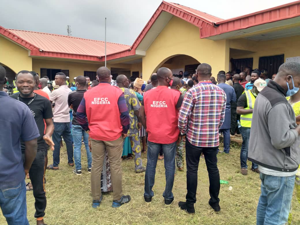 PHOTOS: EFCC keeps eye on vote buyers in Akure polling unit as #OndoDecides2020
