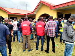 PHOTOS: EFCC keeps eye on vote buyers in Akure polling unit as #OndoDecides2020