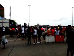 #EndSARS: protesters in Osogbo observe Jumaat on express road – defy downpour, gunshots (VIDEO)
