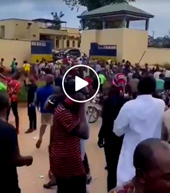Breaking:  Gunshots rent the air as #ENDSARS protesters storm Awkuzu SARS station