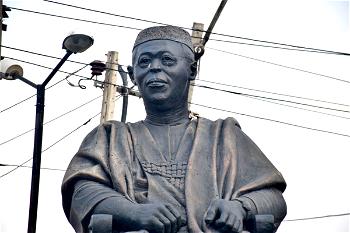 Photo News: Hoodlums steal Obafemi Awolowo’s glasses from statue as looting continues in Lagos