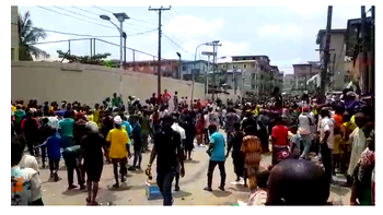 Just In: Oba of Lagos Palace attacked [VIDEO]