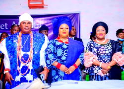 Osun first lady commends Olori Janet Afolabi for supporting market women with interest-free loans