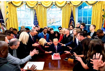 Photos: Prayer ongoing in Trump’s office over US election