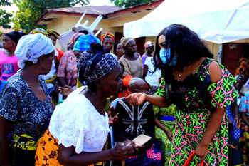Ayade’s Commissioner ‘Betta Edu’ pays fees, other levies for 738 pupils in Adadama