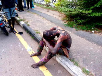 Graphic Video: Youths set one suspected robber ablaze, another lynched in Ibadan