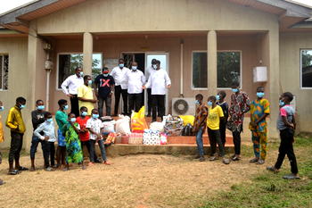 Seadogs donates food Items to street children