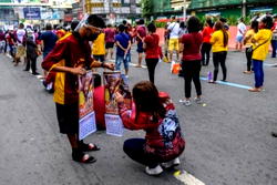 Devotees flock to Philippine church for miracle from Catholic icon