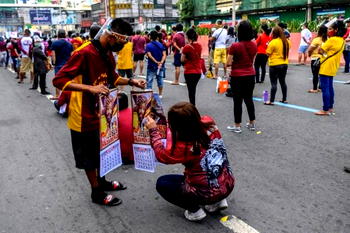 Devotees flock to Philippine church for miracle from Catholic icon