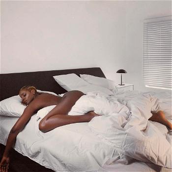 Nigerian singer, Seyi Shay releases her nude picture