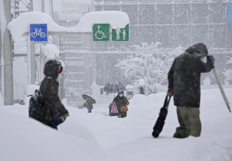 Record snowfall hits Japan, kills 13, injures hundreds