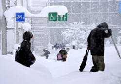 Record snowfall hits Japan, kills 13, injures hundreds