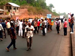 EXTORTION: Ondo loggers block Benin-Lagos highway
