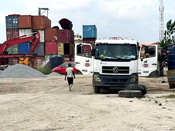 Apapa gridlock: Lagos traffic team, NPA, identify six parks for truck holding bays