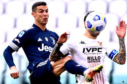 Juventus title hopes rocked by Benevento defeat