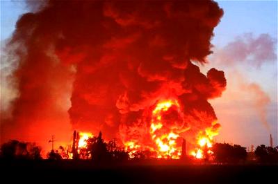 Huge fire engulfs Indonesian oil refinery, 20 injured