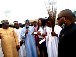 Nkeweshe, his wife, supporters dump PDP for APC in Delta 
