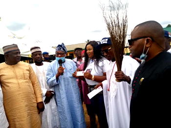 Nkeweshe, his wife, supporters dump PDP for APC in Delta