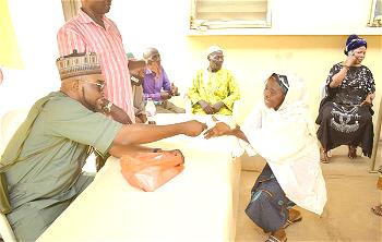 Accord party candidate, Saheed Ajadi gives out cash gift to 30 widows