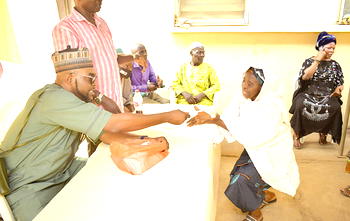 Accord party candidate, Saheed Ajadi gives out cash gift to 30 widows