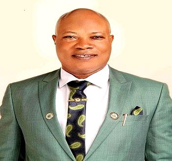 Babatunde Okeyomi gives constituents students scholarship